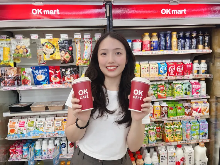 光復節連假優惠開跑，期間可享OKCAFE指定風味飲品任2杯69元。OKmart提供