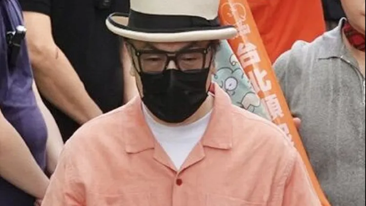 蔡康永戴著口罩、身穿橘色襯衫進入沈伯洋競選總部成立大會。莊宗達攝