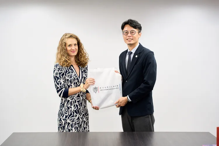 捷克經濟文化處科技組長Dominika Urhova與秘書長曾俊豪互贈禮品。桃園市府提供