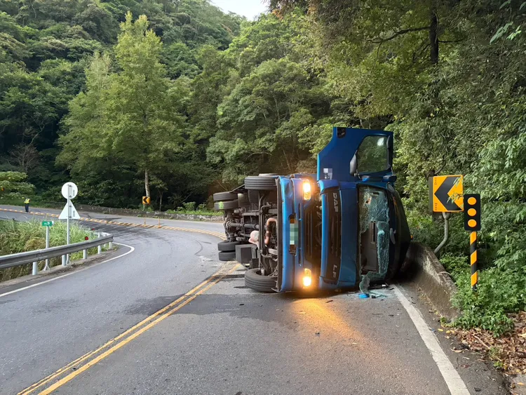 貨車疑超速於北宜公路彎道翻覆，車上2人皆受傷。翻攝畫面
