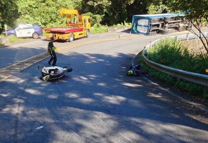 禍不單行!北宜公路貨車彎道翻覆 警交管又遭重機撞飛釀4人送醫