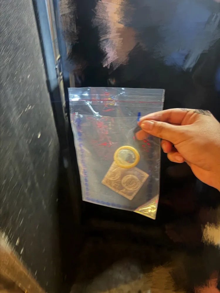 警方搜出用過的保險套。翻攝畫面