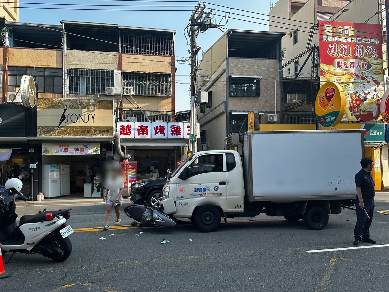 鳳山機車擦撞小貨車!77歲男騎士多處骨折送醫不治