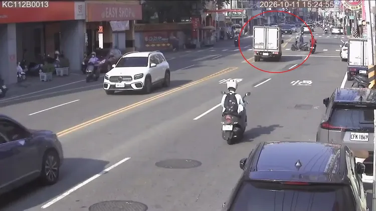 小貨車撞機車，造成騎士傷重不治。翻攝畫面