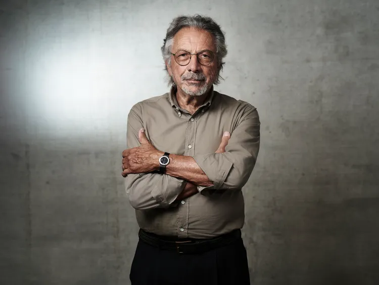 Carlo Crocco 配戴經典融合系列致敬原創腕錶白金款。品牌提供