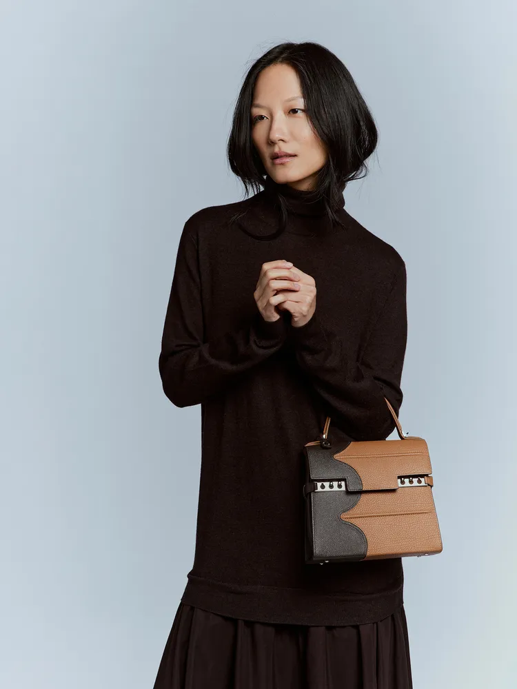 檀木黑+茶色配色的Delvaux Tempête PM Waves 。品牌提供