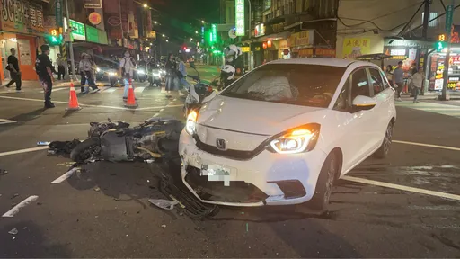 板橋恐怖車禍！男騎士直衝撞左轉小客車　噴飛「轉圈」落地重摔
