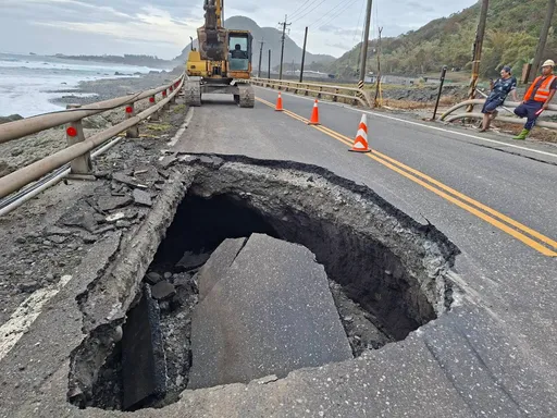 台11線路基遭大浪掏空深達3公尺　2車路過爆胎1車撞護欄
