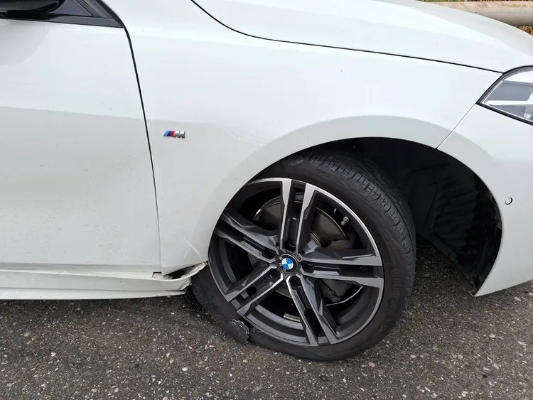 車輪爆胎。警方提供