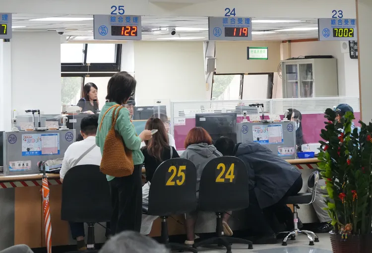 台中市政府宣布，全市戶政事務所部分夜間延長服務及假日預約服務將暫停，以確保選務工作順利進行。彭欣偉攝