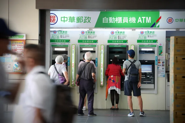 中華郵政宣布，自11月12日起調整ATM單筆存款金額上限。示意圖，彭欣偉攝