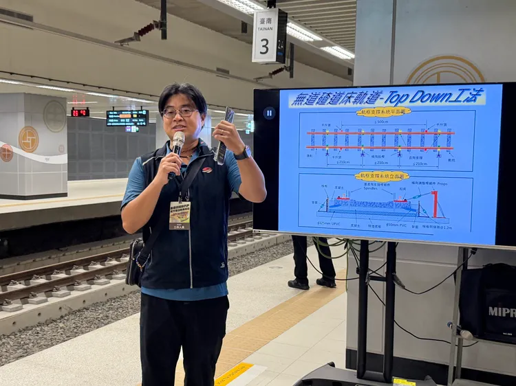 台南車站採新式無道碴道床軌道，不同以往石頭材質、改混凝土。莊偉祺攝