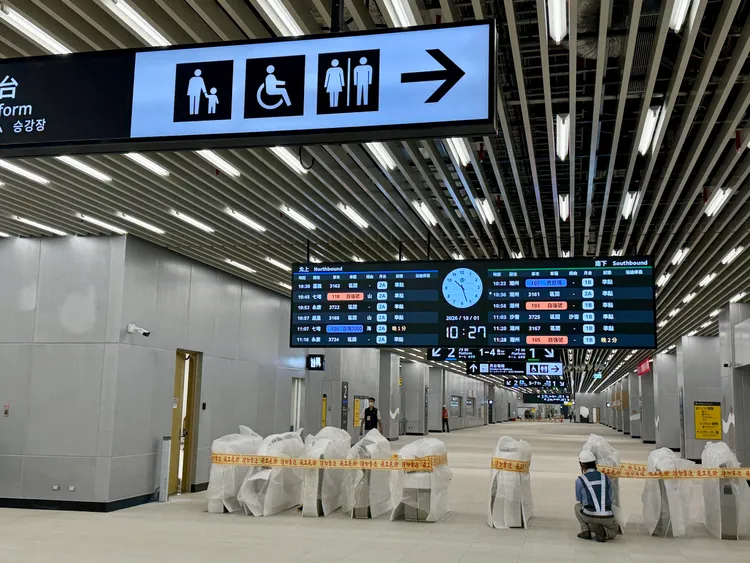 台南車站內部閘門及顯示螢幕。莊偉祺攝