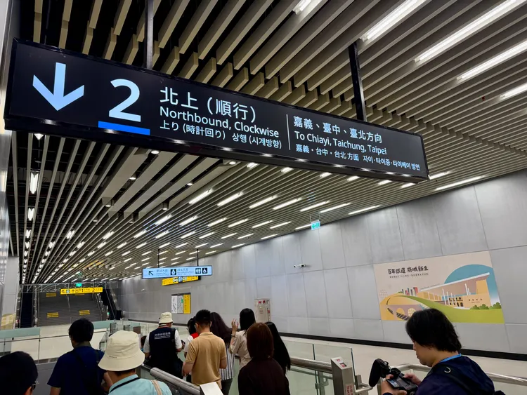 台南車站採用台鐵最新4國語言指標。莊偉祺攝