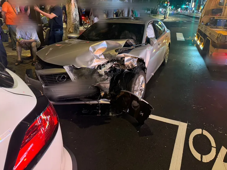 銀色自小客車遭撞，左前車頭嚴重受損，車內5人則出現胸口疼痛送醫。翻攝畫面