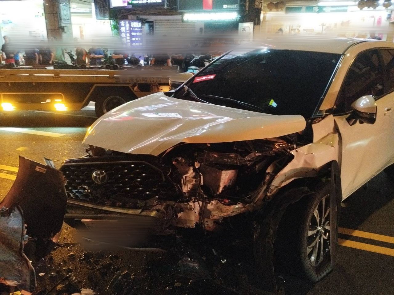龍山寺旁驚傳連環撞!休旅車失控擦撞4機車 逆向撞轎車釀7人傷