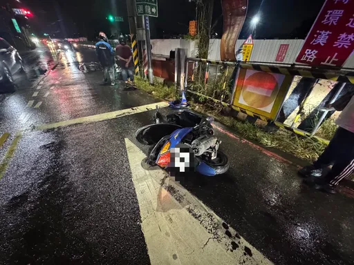 才到場處理車禍又被撞！新莊警雨夜執勤遭騎士擦撞　2人送醫