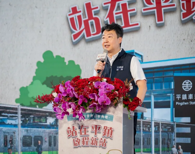 交通部長陳世凱表示，平鎮鄉親期盼火車站已近20年。鐵道局提供