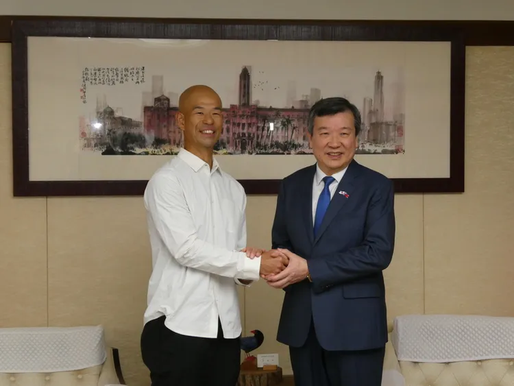 田中陽希（左）23日拜會駐日代表李逸洋。中央社