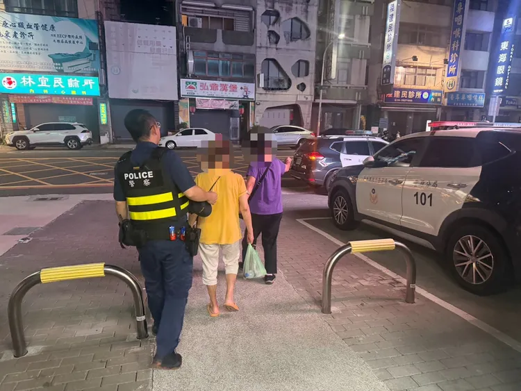 廖婦女兒趕到派出所接回母親。警方提供