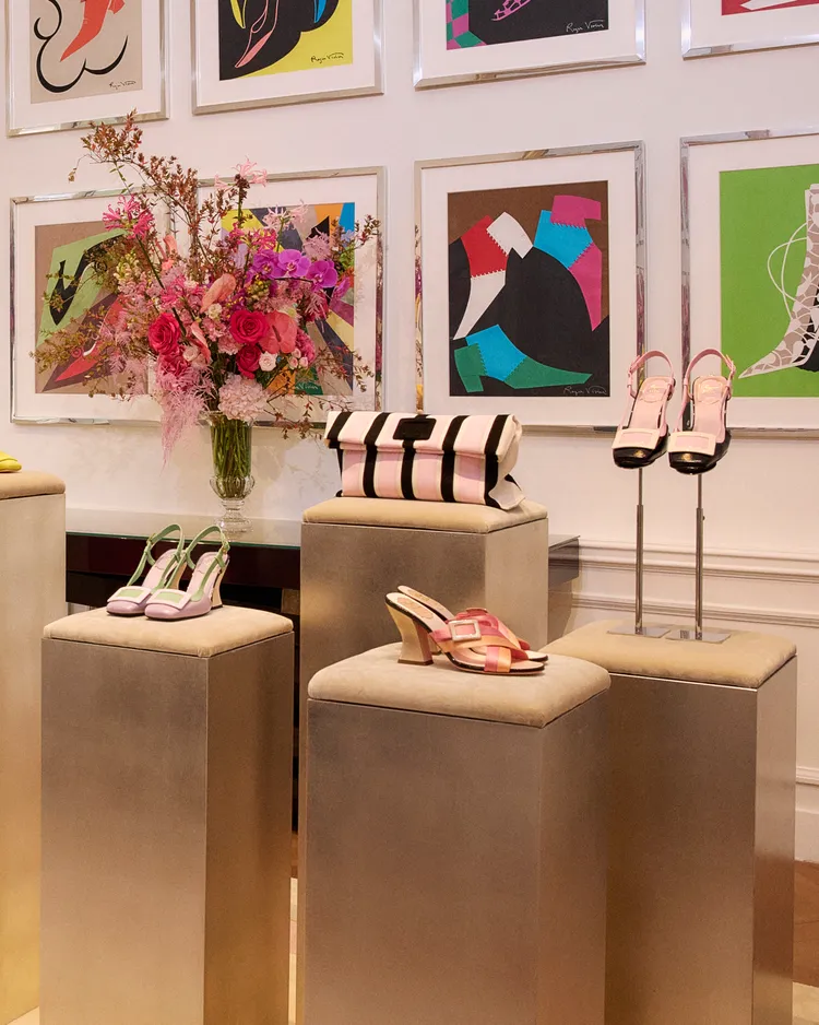 ROGER VIVIER 2027春夏系列以「Vivier en Fleur」（斑斕花境）為題。品牌提供