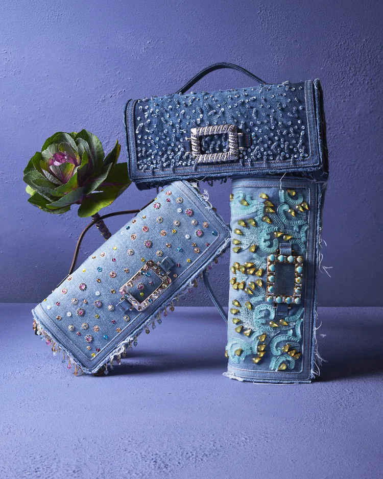 Belle Vivier系列換上牛仔布料與精緻刺繡。品牌提供