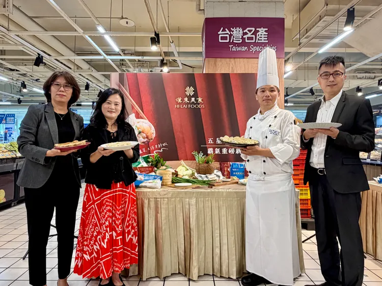（左起）漢來美食行銷企劃部副總吳若寧、萬家福公共事務部長陳依芳、漢來海港主廚陳家達、萬家福桂林店長粘志賢。莊偉祺攝