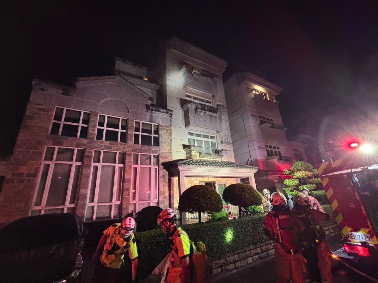 竹市透天厝凌晨惡火!四樓起火竄濃煙 1住戶獲救嗆傷送醫