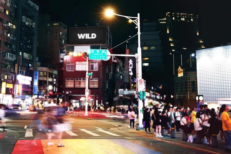 西門町看板昨天無預警出現KATSEYE的新單曲「WILD」字樣。Live Nation Taiwan提供