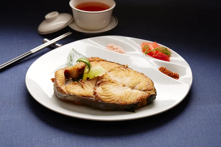 凱華樓秋令限定的「海膽焗烤野生午仔魚」以肉質細緻的野生午仔魚搭配海膽焗烤，入口鮮味飽滿。每份2880元。JR東日本大飯店台北提供