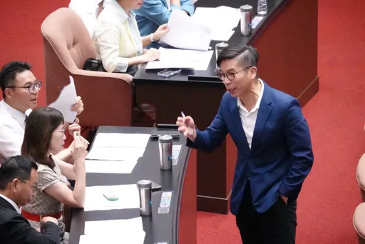 藍白修法讓經濟優勢老人健保免費！鍾佳濱批「劫貧濟富」弱勢補助全被砍