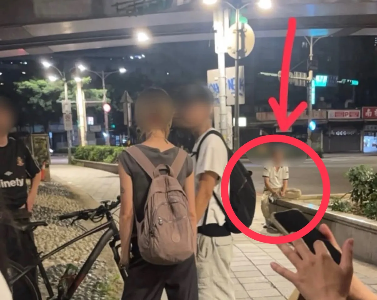 「他小跑步追上來了！」女子路邊群聊遭怪男逼近尾隨　路人挺身陪報警