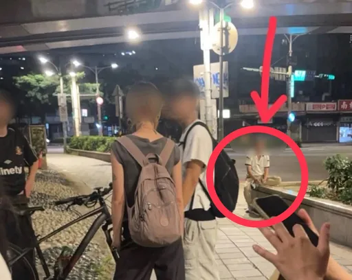 「他小跑步追上來了！」女子路邊群聊遭怪男逼近尾隨　路人挺身陪報警