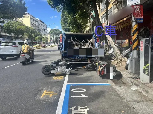 機車變換車道突失控！連人帶車滑行撞上買早餐騎士　網驚呼：「導彈飛過來」