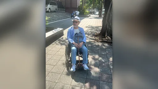 演員班鐵翔西門町摔斷腿！告地主過失傷害　坐輪椅赴北檢籲「行的安全」