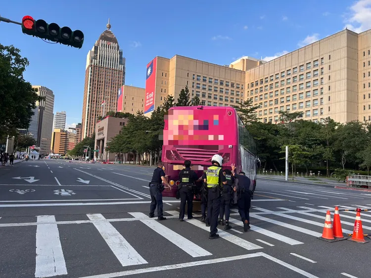 員警將車輛推到管制區內。翻攝畫面