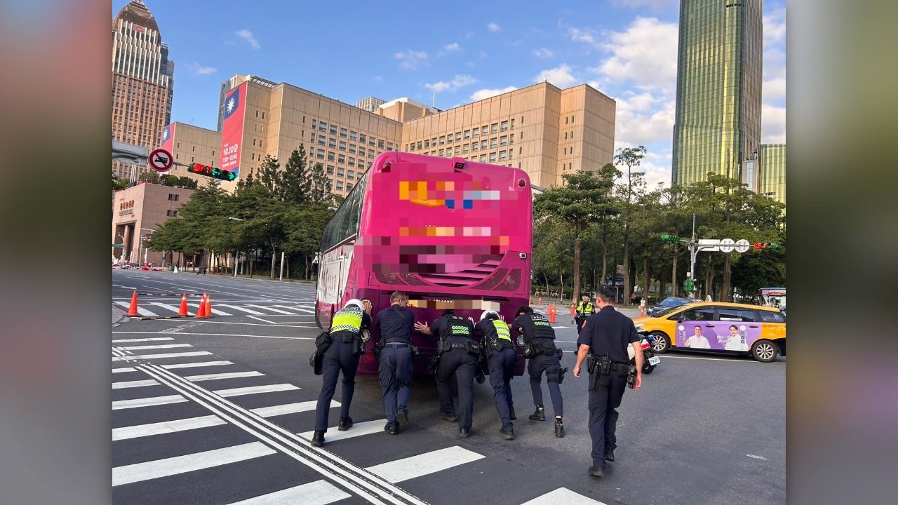 北市府前遊覽車拋錨 信義商圈交通一度癱瘓...6警合力推車畫面曝