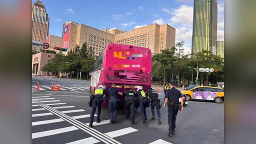北市府前遊覽車拋錨　信義商圈交通一度癱瘓...6警合力推車畫面曝