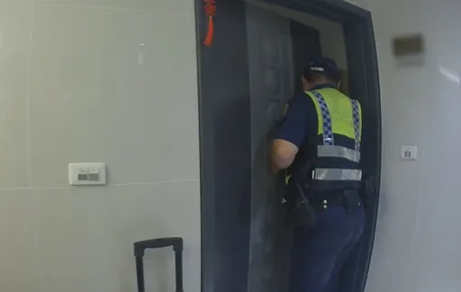 6旬婦倒臥門後阻開啟　鄰居一個move助警化解危機