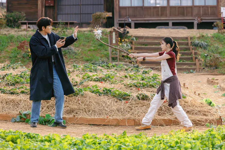 池昌旭（左）、今田美櫻劇中變身歡喜冤家。Disney+提供