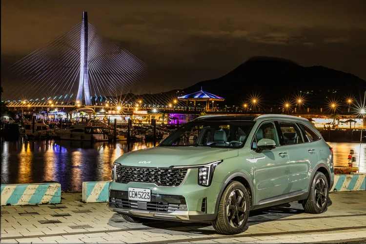 Sorento採1.6L Turbo-Hybrid動力，提供2WD、AWD以及6人座、7人座選擇，10月購車最高享100萬元0利率及逾6萬元配件禮遇。業者提供