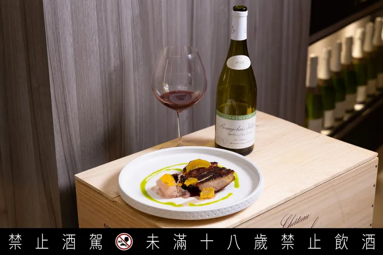 橙花商店以煙燻鴨腿佐莓果醬搭配薄酒萊新酒。業者提供