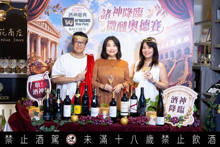 橙花商店店長莊才勳（左）、酩洋國際酒業董事長方香文（中）、橙花商店陳瑩真(右)換上希臘神話造型。業者提供