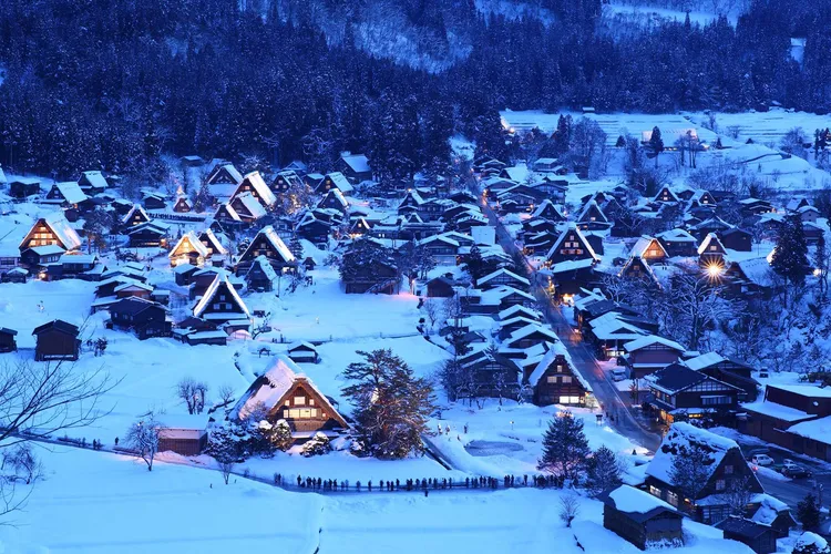 日本北陸地區憑合掌村雪景與雙百選溫泉話，冬季旅遊訂單數超越北海道。雄獅旅遊提供