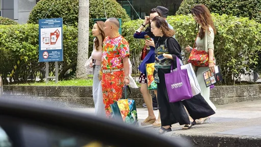 獨家直擊｜「吊車大王」攜4女逛展　長髮女傲人身材吸睛