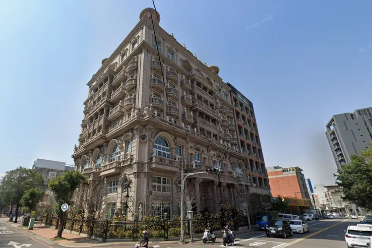 外觀金碧輝煌的「竹北羅浮宮」，內部裝潢奢華如宮殿。翻攝Google地圖
