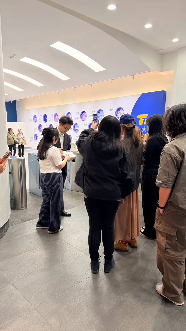 沈伯洋受訪完，TVBS員工排隊合照。翻攝卓冠廷臉書