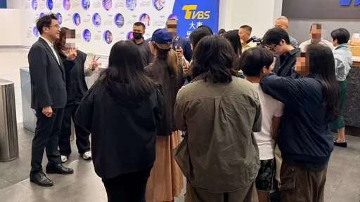沈伯洋接受趙少康專訪　TVBS員工搶合影！如小型粉絲見面會