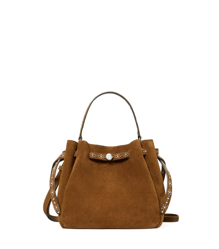 TORY BURCH ROMY鉚釘麂皮水桶包，1萬8900元。品牌提供