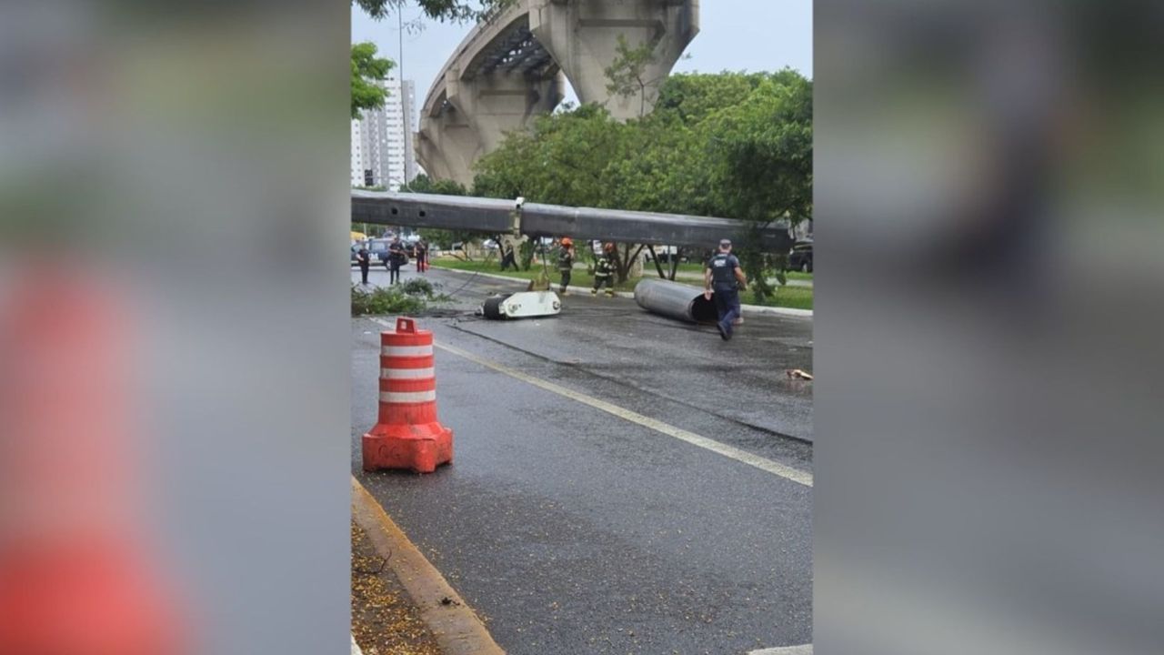 驚悚瞬間!吊車吊臂突倒向高架軌道 無人列車撞個正著